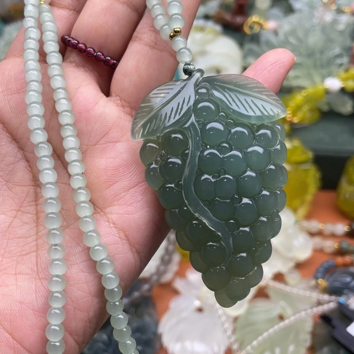 未镶嵌蛇纹石玉吊坠