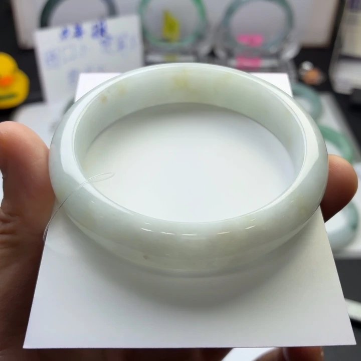 翡翠手镯未镶嵌翡翠手镯