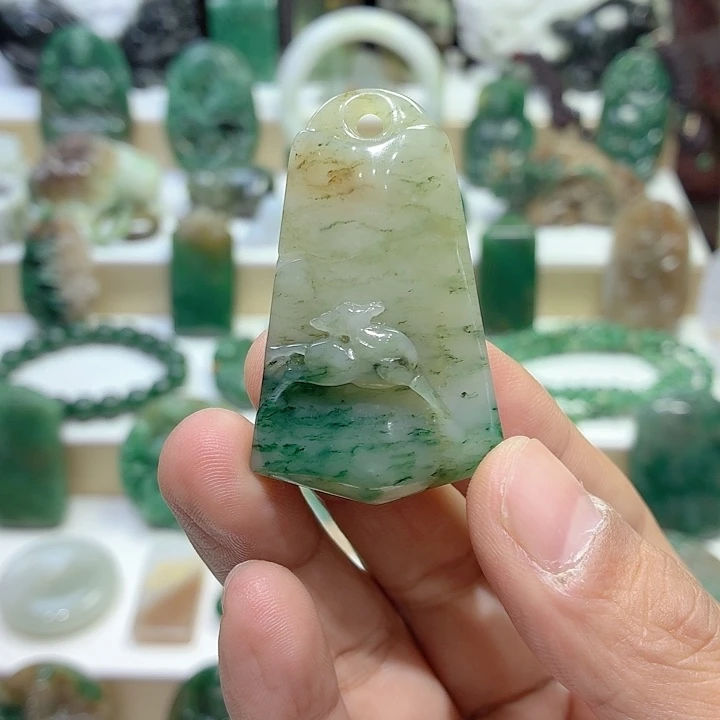 独山玉未镶嵌颈饰一路长虹