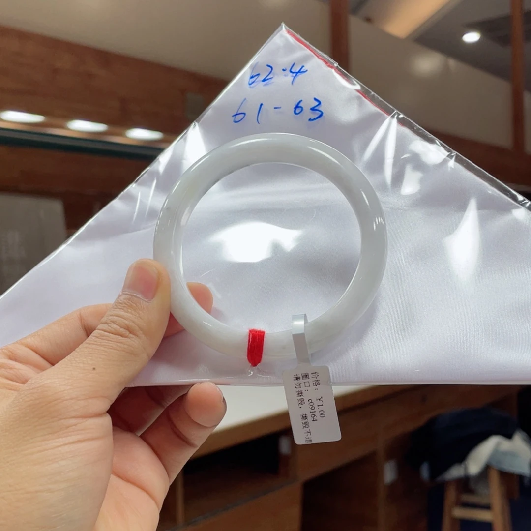 翡翠手镯未镶嵌?**冉买断