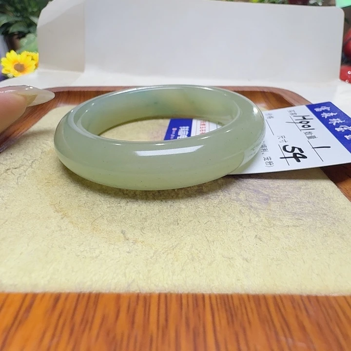 小***营石英质玉未镶嵌手镯