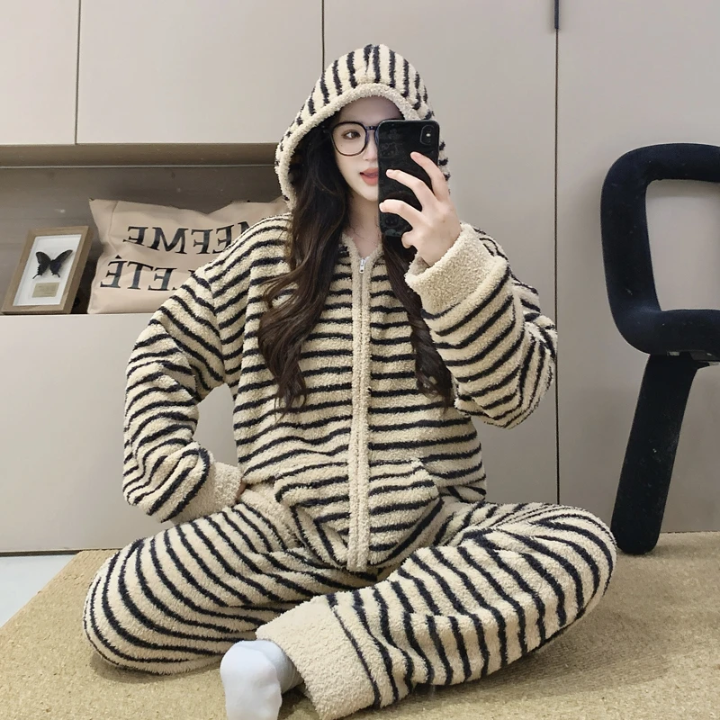 睡衣女冬季长袖珊瑚绒加厚加绒保暖连帽条纹拉链新款法兰绒家居服