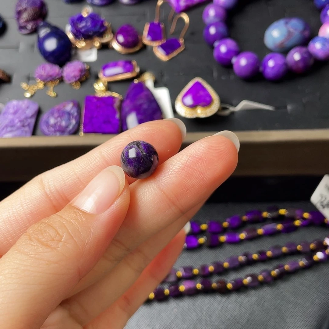 未镶嵌苏纪石（舒俱来）珠子田*