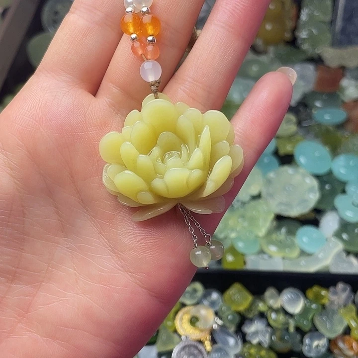 蛇纹石玉合金颈饰牡丹花