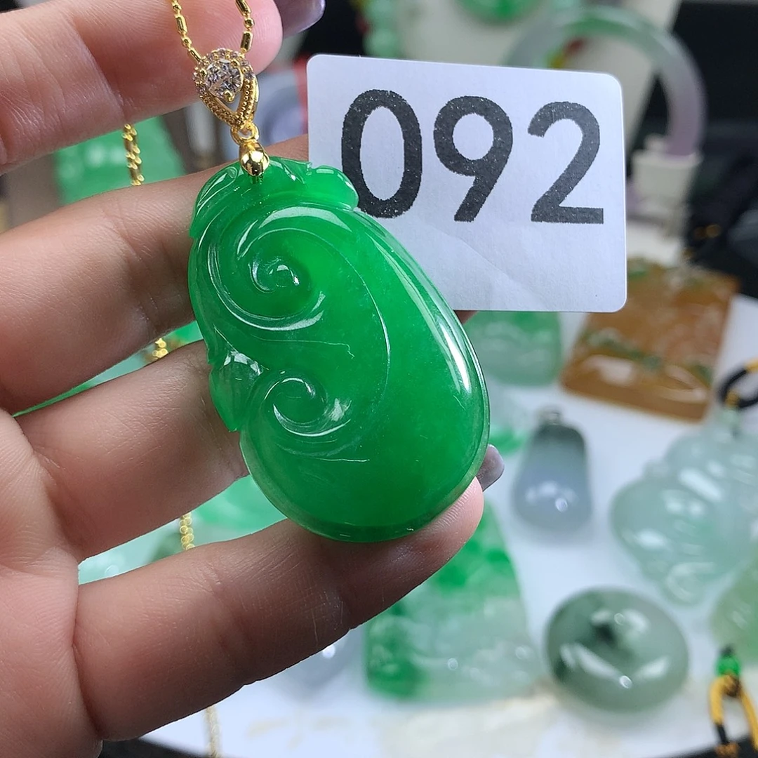 翡翠未镶嵌吊坠(赠链)