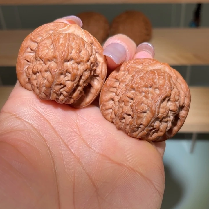 文玩核桃吊坠血麒麟