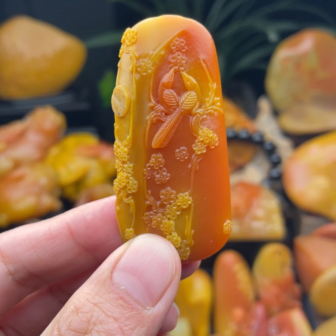 石英质玉未镶嵌黄蜡石挂件