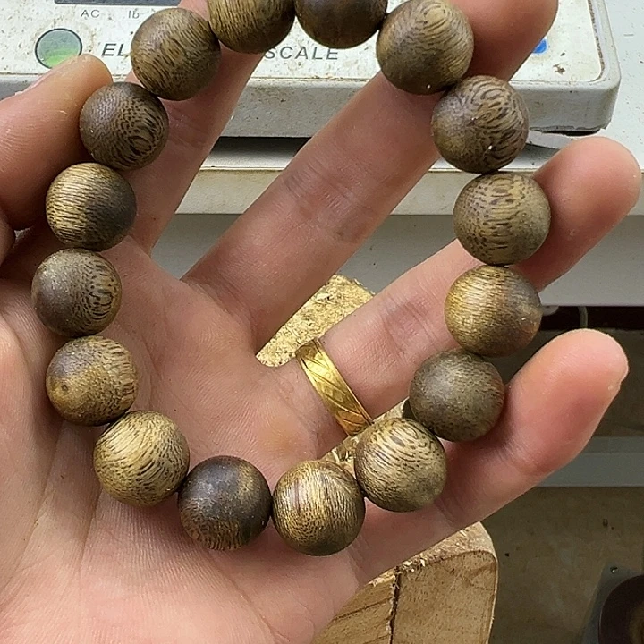 沉香手串蓝宝石1.4单圈12克+