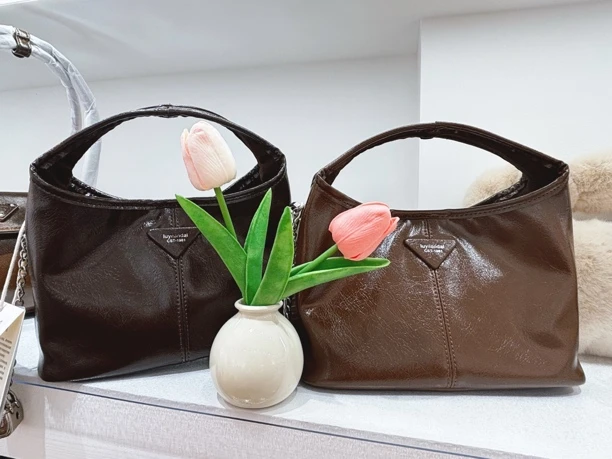 新款手提软皮菜篮子通勤百搭休闲水桶包