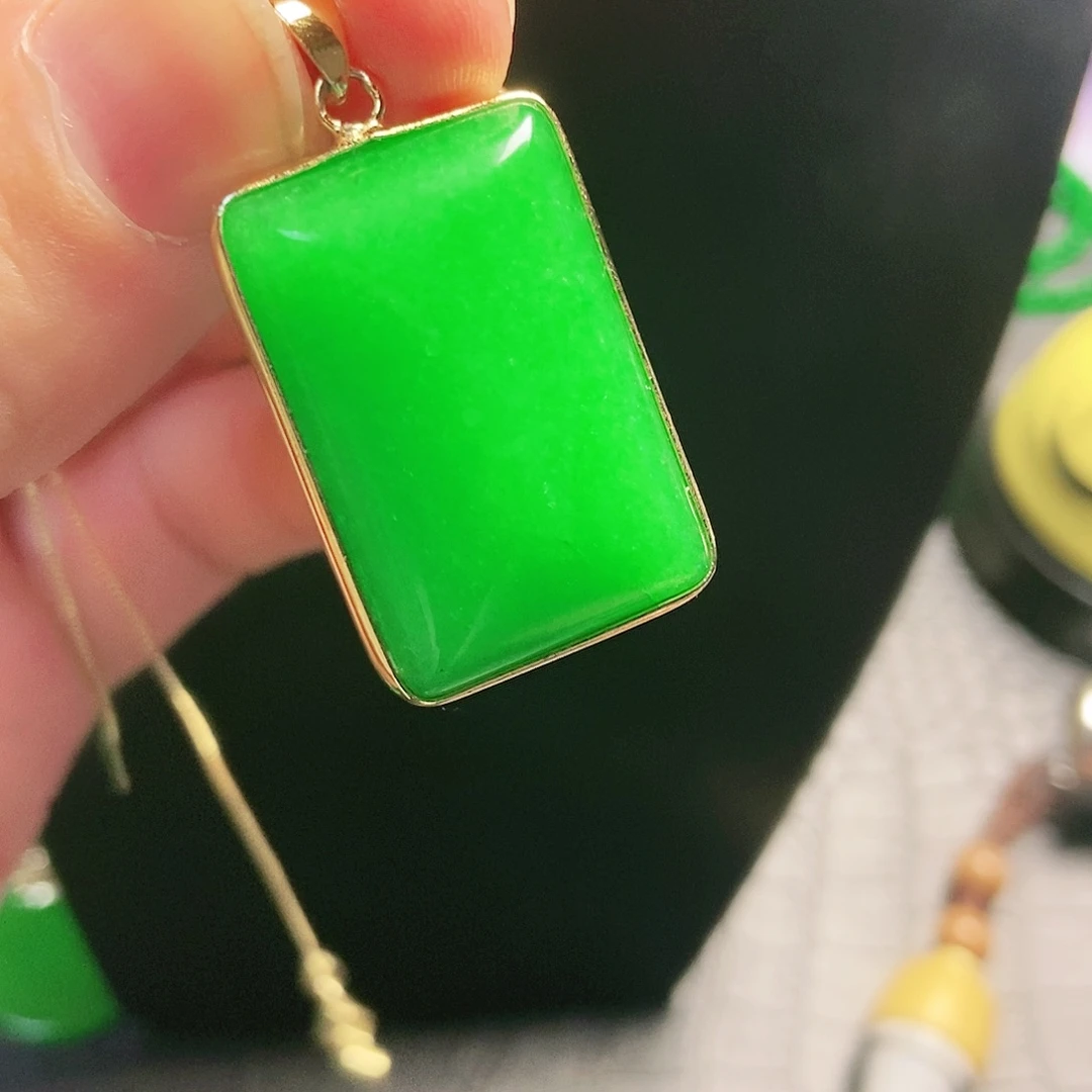 颈饰18K金镶嵌翡翠吊坠