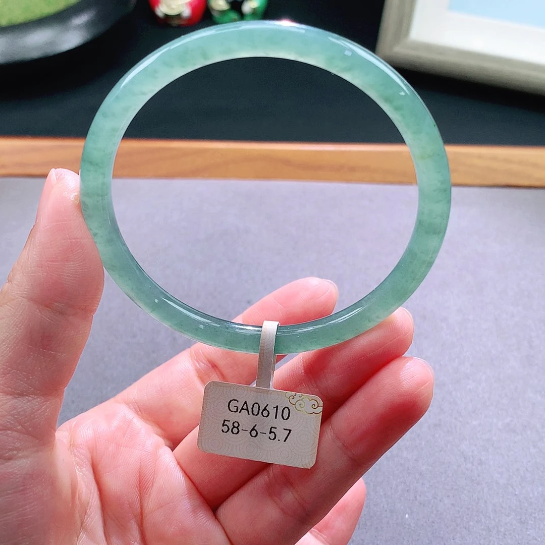 翡翠手镯未镶嵌天然翡翠手镯