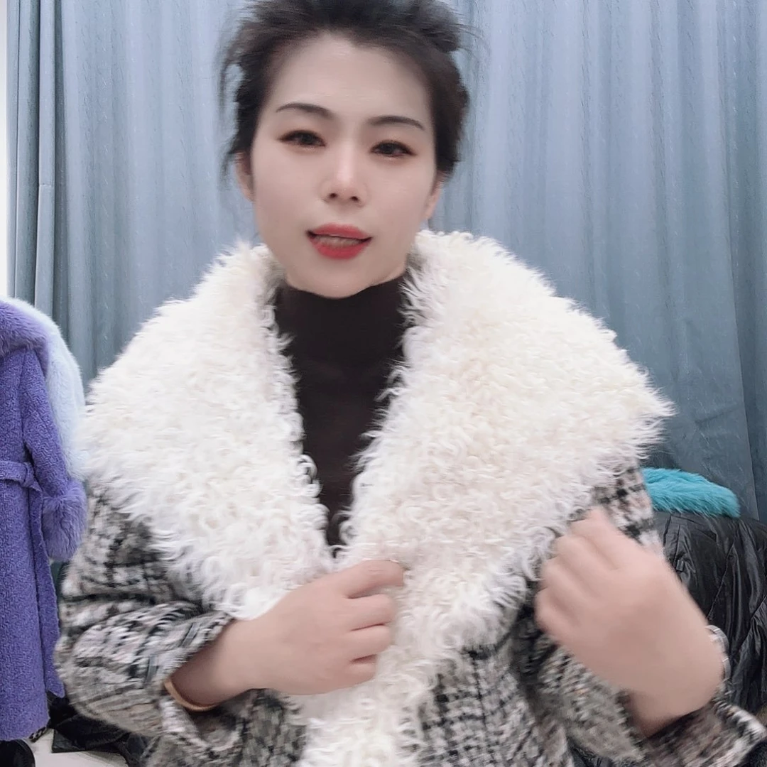 皮草外套搭配牛仔短裤