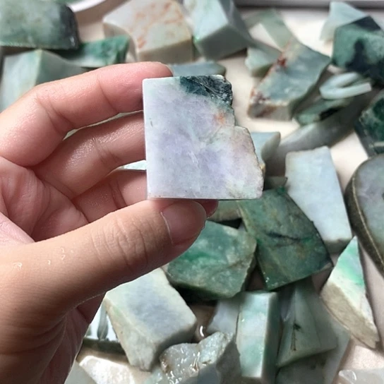 翡翠挂件未镶嵌和**人翡翠原石