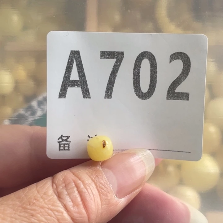 琥珀未镶嵌裸石微瑕8小坑