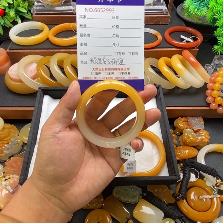 琦***融石英质玉（黄龙玉）未镶嵌手镯52993