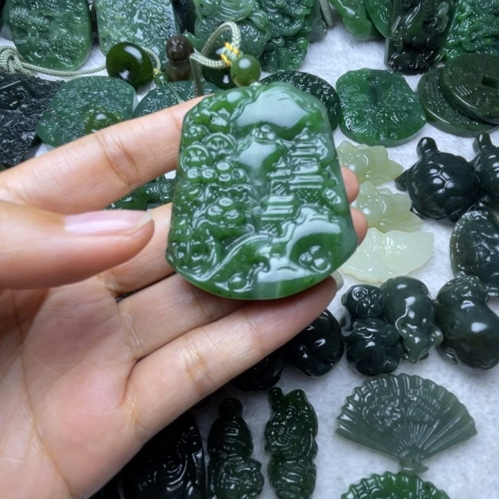 李***平和田玉未镶嵌颈饰