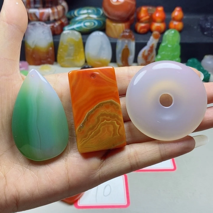 未镶嵌颈饰玛瑙/玉髓皇****?