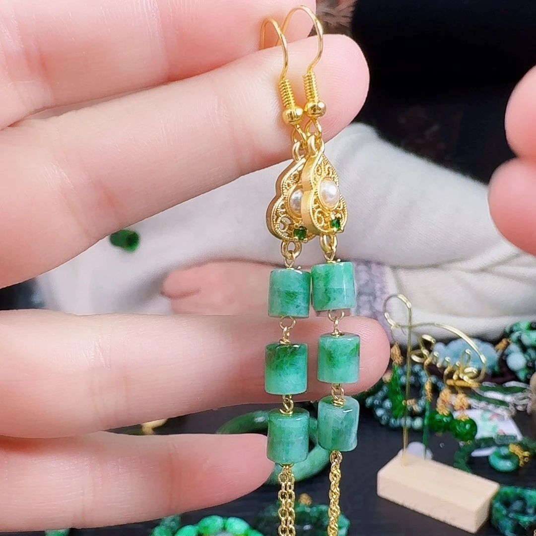 翡翠颈饰未镶嵌耳饰