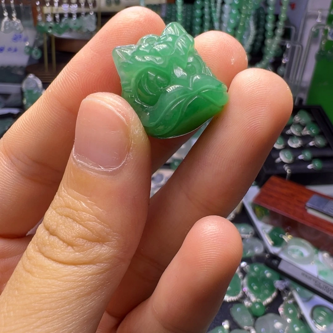 石英质玉未镶嵌颈饰