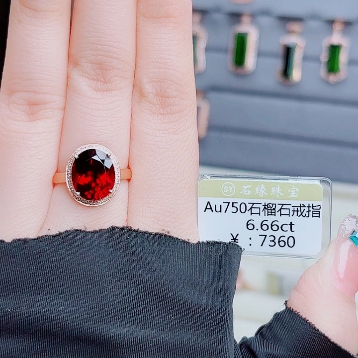 18K金镶嵌戒指石榴石