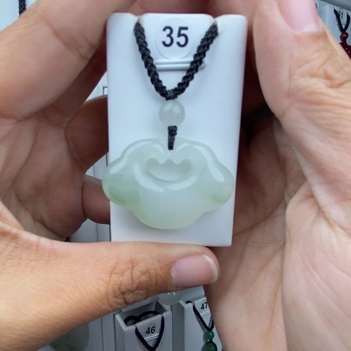 如***梦石英质玉未镶嵌颈饰