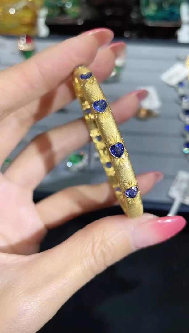 18K金镶嵌天然蓝宝石手镯满圈款