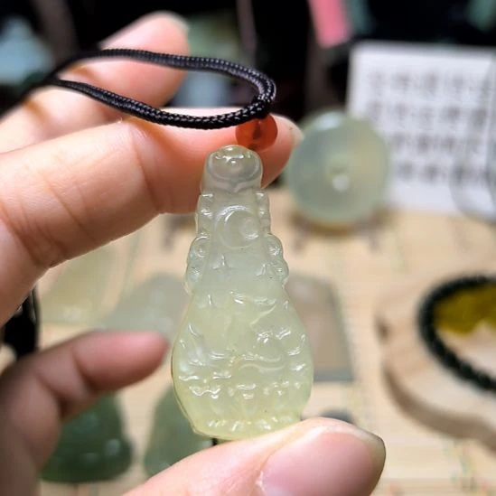 蛇纹石玉未镶嵌颈饰