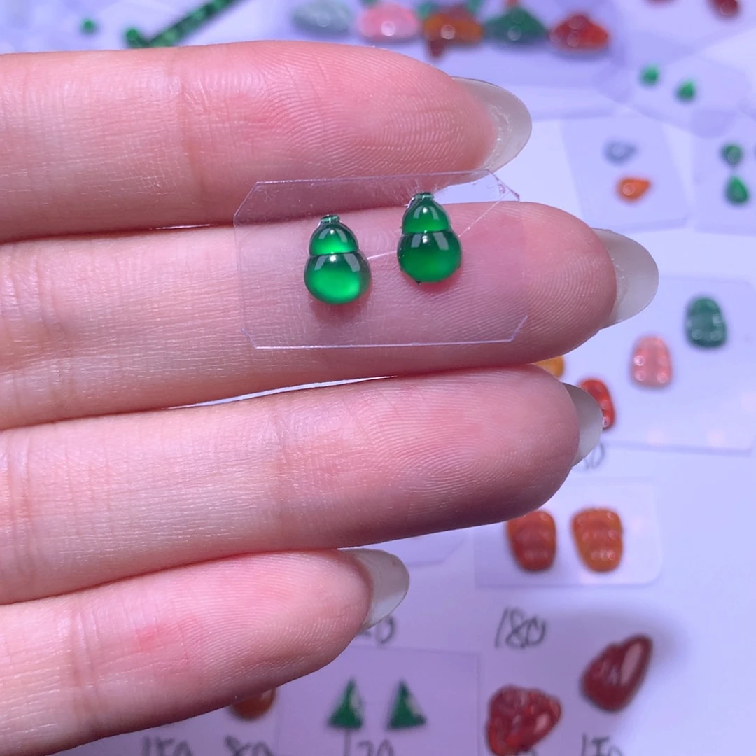 翡翠未镶嵌颈饰一对葫芦