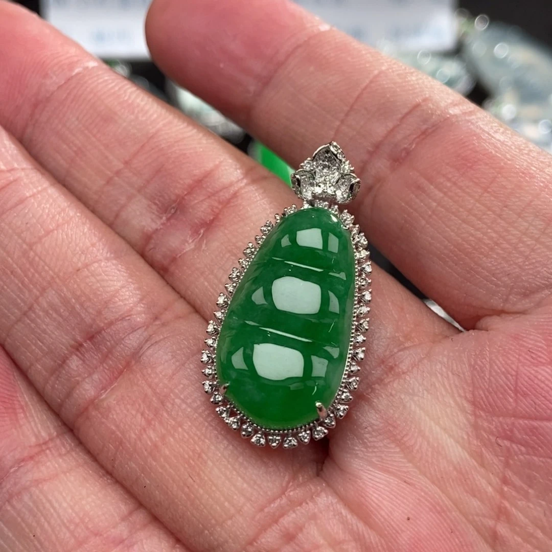 颈饰18K金镶嵌翡翠豆子