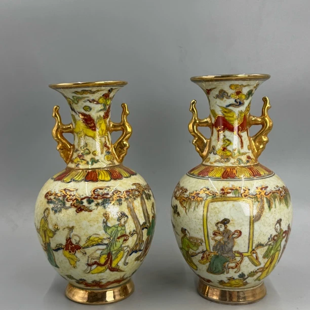 斗彩描金人物纹双耳赏瓶一对