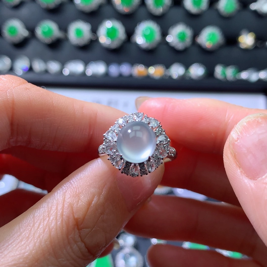 18K金镶嵌戒指翡翠伴钻