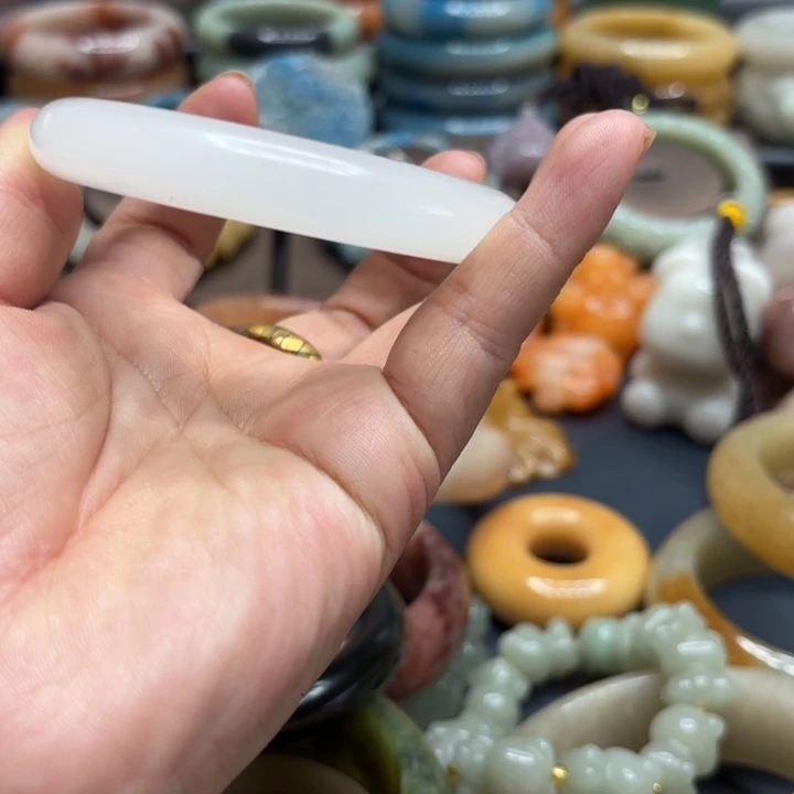 娜***娜石英岩玉合金颈饰