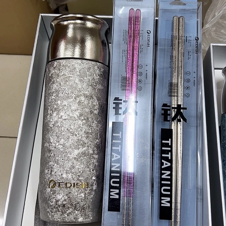 手工艺品琉璃一滴水钛杯。  银色筷子