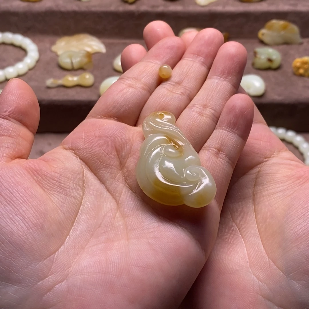 小****和田玉（糖玉）未镶嵌颈饰