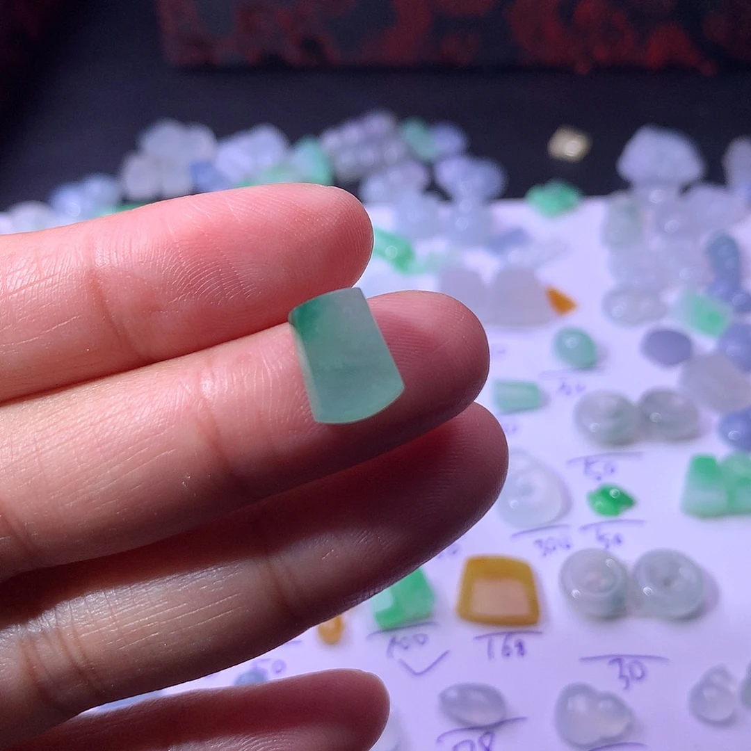 翡翠未镶嵌耳饰无事牌