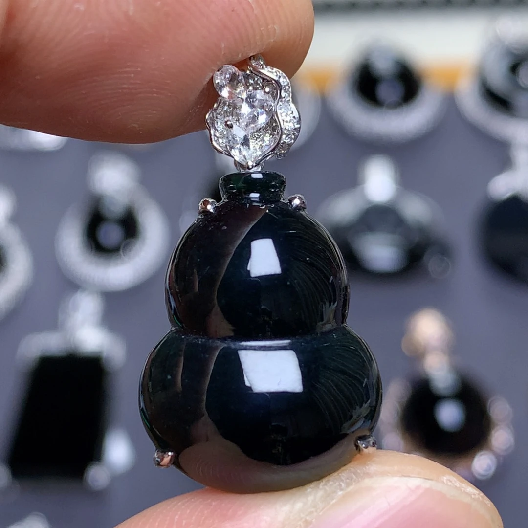 颈饰18K金镶嵌翡翠墨翠葫芦