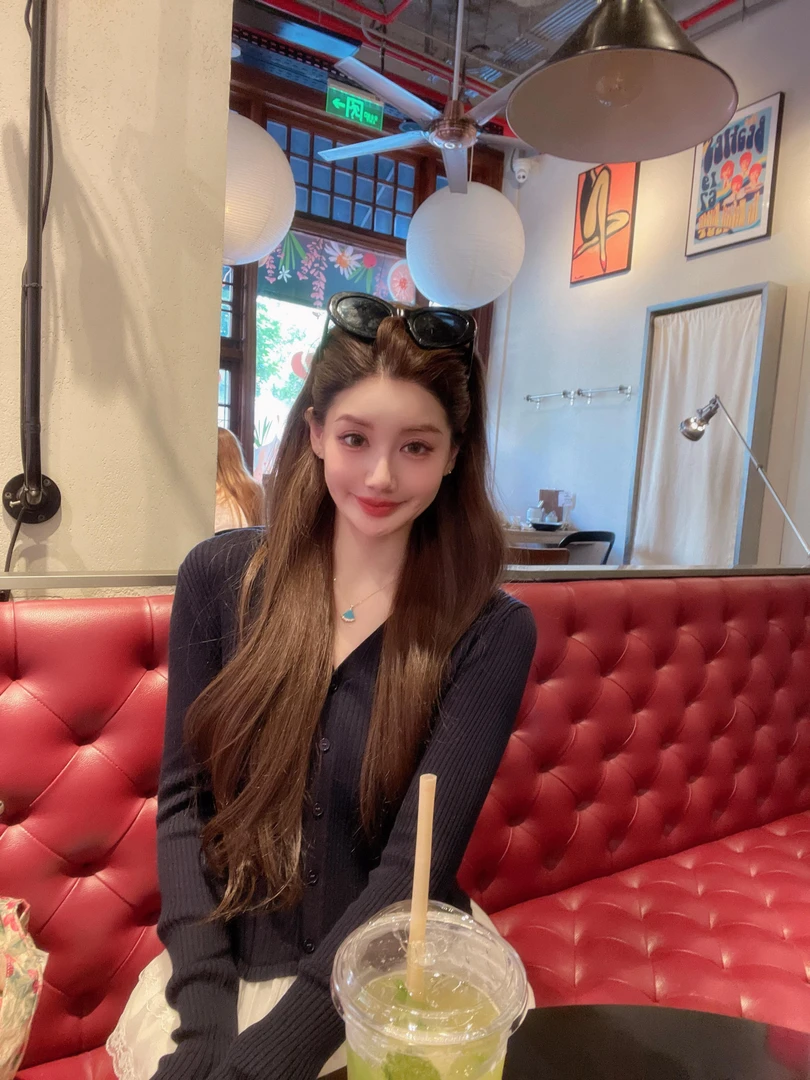 绵羊毛法式v领气质针织衫 拼接下摆