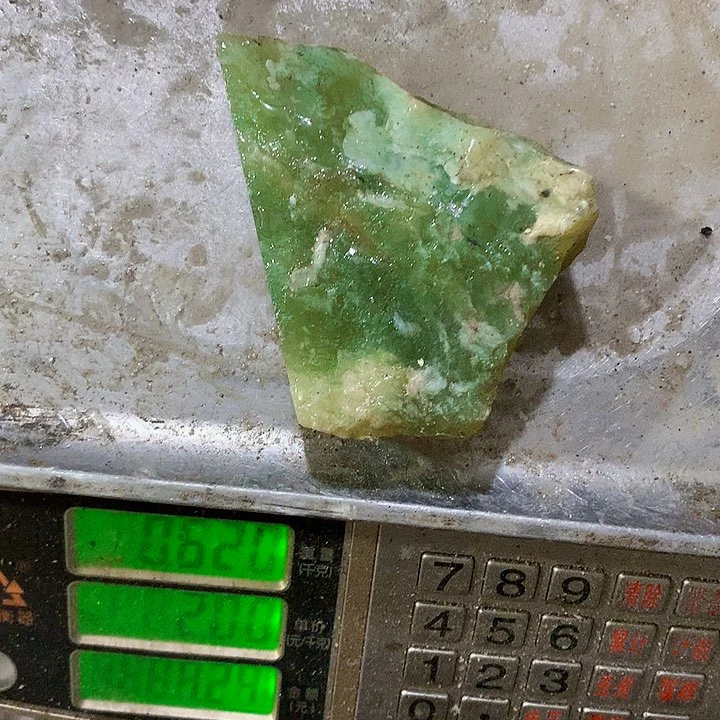 未镶嵌蛇纹石玉珠宝奇石