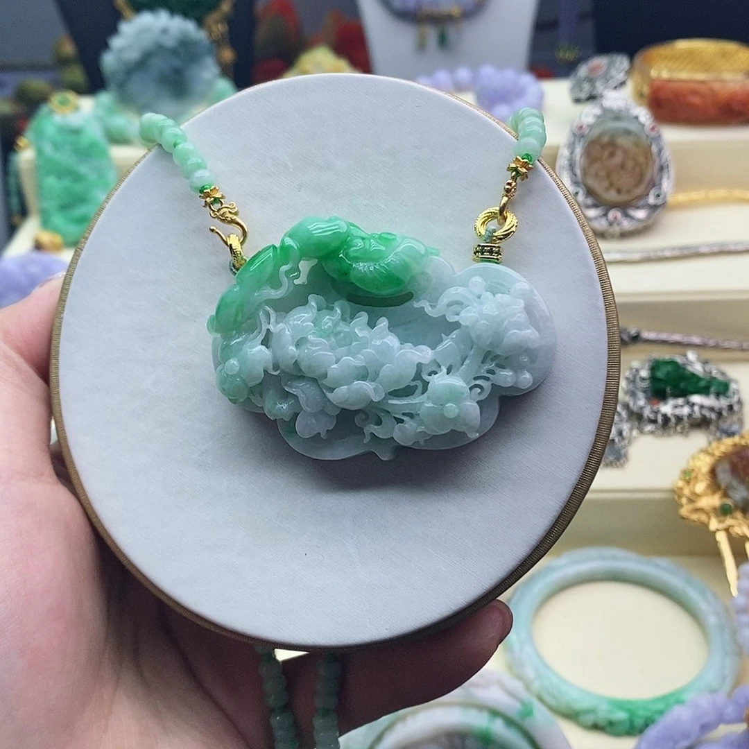 翡翠未镶嵌吊坠(赠链)