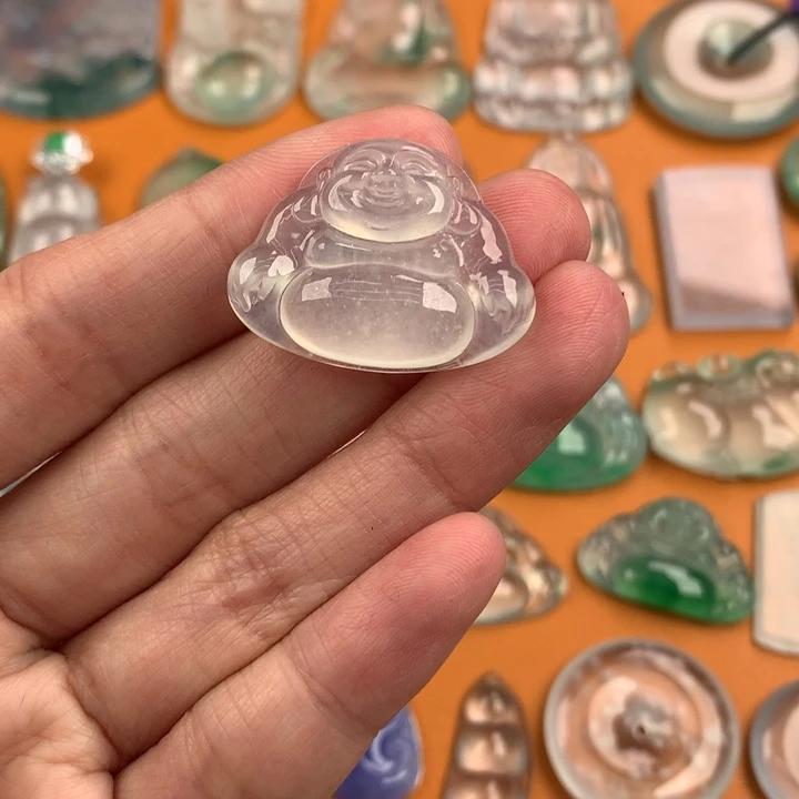 翡翠挂件未镶嵌…..