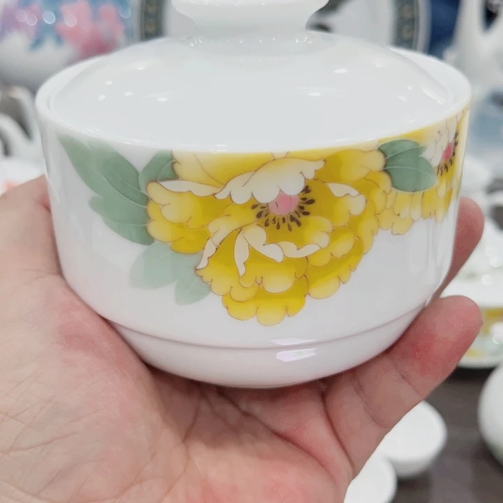 杯釉下五彩的瓷器和