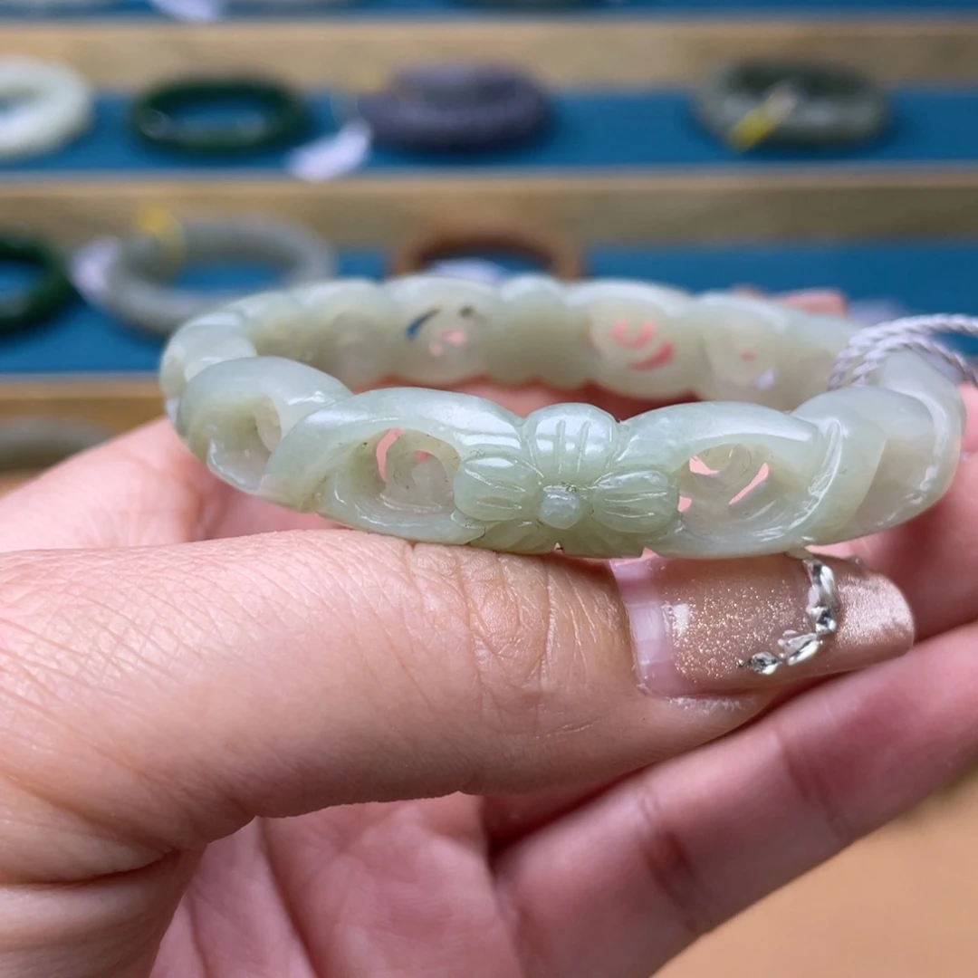 和田玉手镯58+圈口。编号66未镶嵌