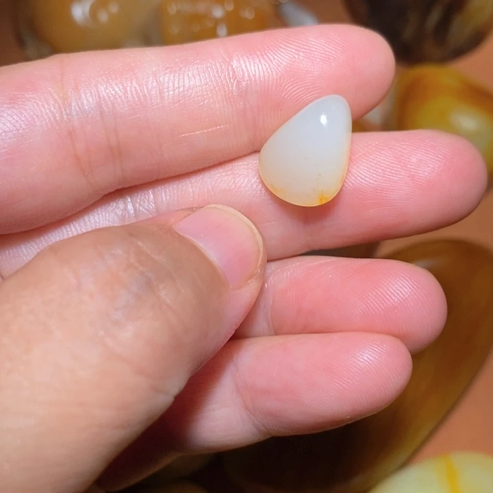 陈***哥颈饰未镶嵌和田玉
