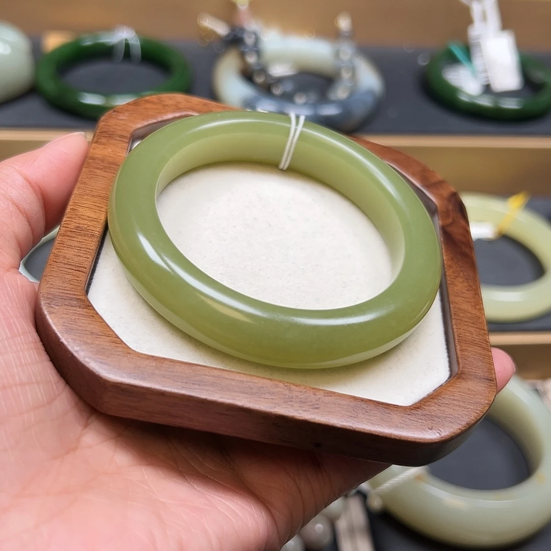 和田玉未镶嵌手镯