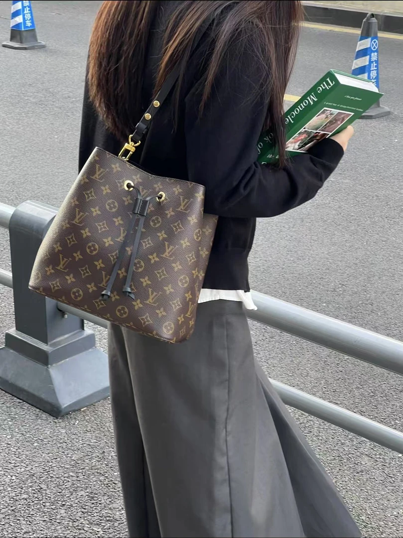 95新 LouisVuitton/路易威登 黑水桶老花/优品