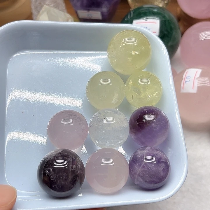 137克水晶小球9个有微瑕未镶嵌水晶那*雨