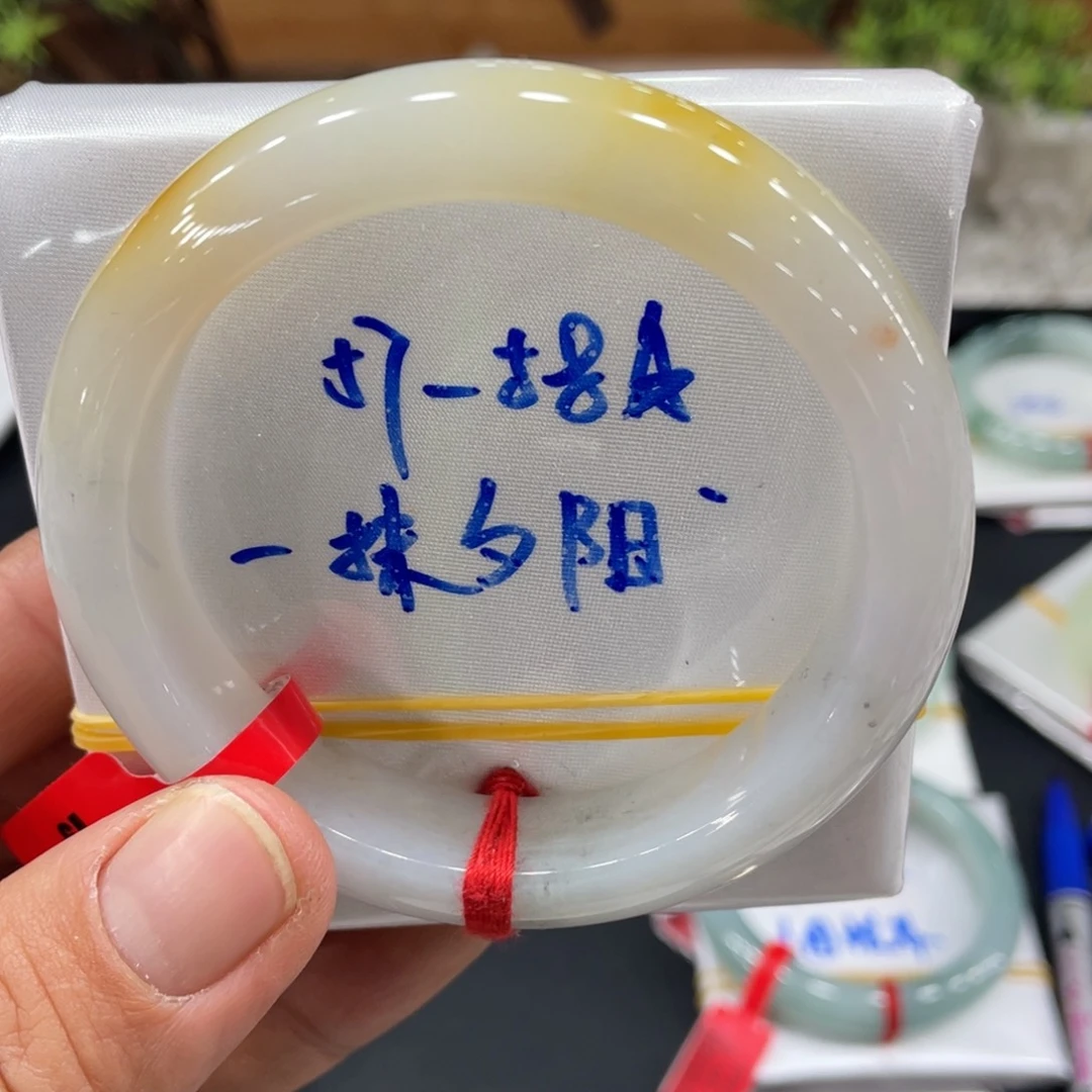 翡翠手镯未镶嵌翡翠