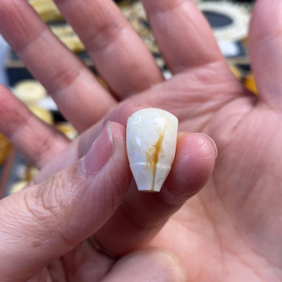 琥珀未镶嵌裸石沁色瓷白妖花三通11.3