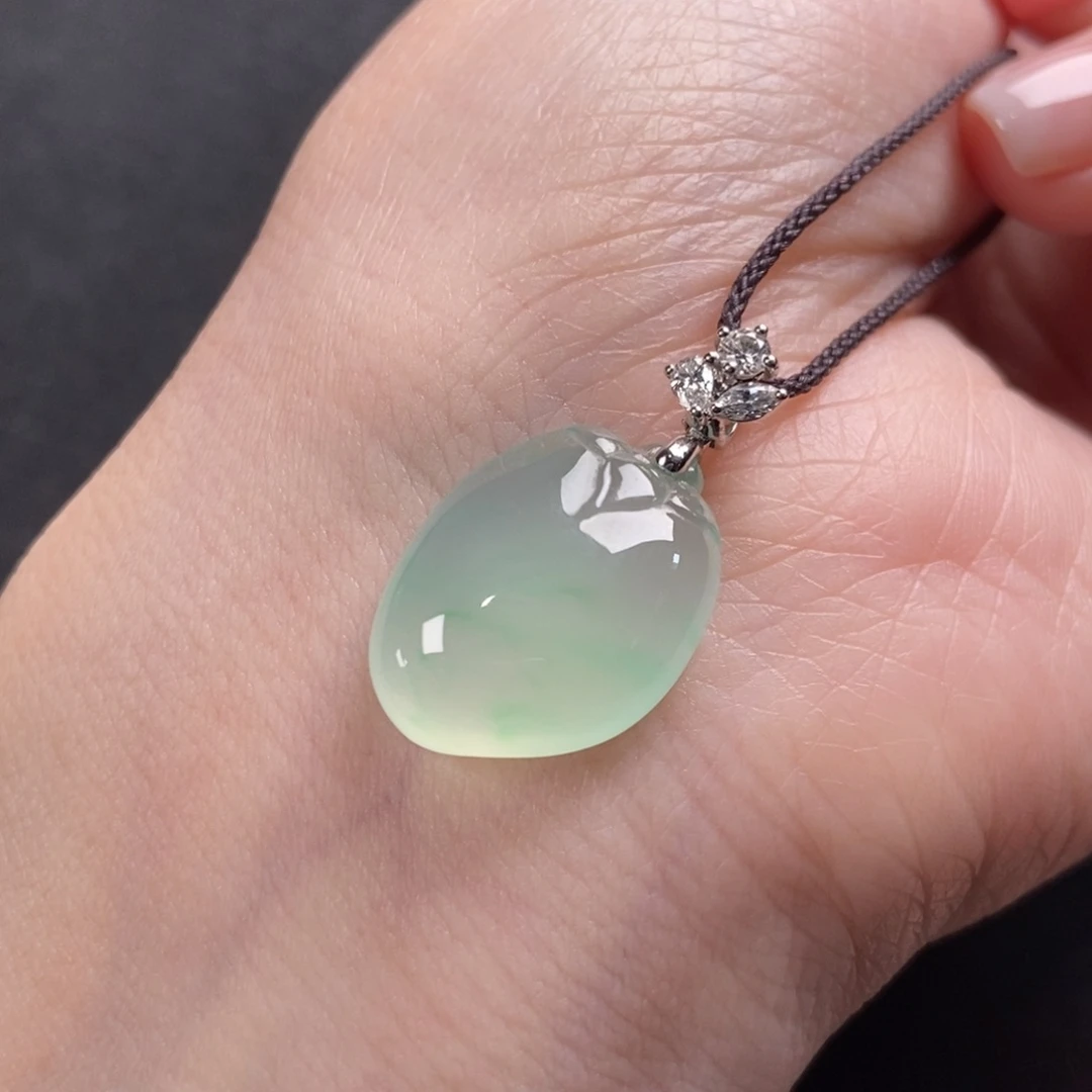 翡翠颈饰18K金镶嵌福瓜吊坠