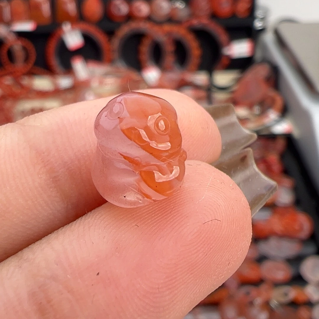 南红玛瑙未镶嵌颈饰爱心兔